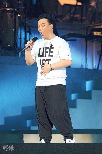 陳奕迅開騷前沒有刻意減肥,他自爆現在體重188磅。(攝影:鍾偉茵)陳奕迅半天吊時郁身郁勢,令飛天椅搖搖欲墜。(攝影:鍾偉茵)陳奕迅在喪屍舞蹈員伴舞之下獻唱經典金曲。(攝影:鍾偉茵)陳奕迅減少說話,故演唱會「濃縮」了約20分鐘。(攝影:鍾偉茵)陳奕迅與粉絲握手時險些被拉落台。(攝影:鍾偉茵)(明報製圖) 陳奕迅開騷前沒有刻意減肥,他自爆現在體重188磅。(攝影:鍾偉茵)陳奕迅半天吊時郁身郁勢,令飛天椅搖搖欲墜。(攝影:鍾偉茵)陳奕迅在喪屍舞蹈員伴舞之下獻唱經典金曲。(攝影:鍾偉茵)陳奕迅減少說話,故演唱會「濃縮」了約20分鐘。(攝影:鍾偉茵)陳奕迅與粉絲握手時險些被拉落台。(攝影:鍾偉茵)(明報製圖)