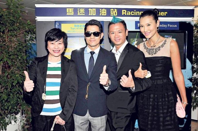 郭富城愛駒出賽,經理人小美(左一)、排舞師Sunny(左三)與太太(左四)一起入馬場支持。(攝影:梁迺楠)郭富城與張智霖、小美冒雨準備拉頭馬,奈何愛駒「愛將」發脾氣,最後拉不成。(攝影:梁迺楠) 郭富城愛駒出賽,經理人小美(左一)、排舞師Sunny(左三)與太太(左四)一起入馬場支持。(攝影:梁迺楠)郭富城與張智霖、小美冒雨準備拉頭馬,奈何愛駒「愛將」發脾氣,最後拉不成。(攝影:梁迺楠)