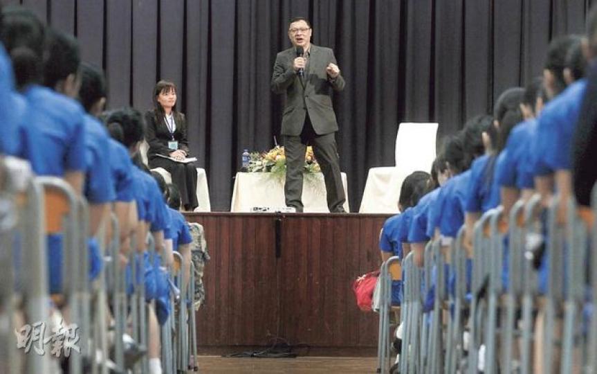 港大法律學院副教授戴耀廷(台上站立者)昨獲邀到協恩中學談佔領中環,其間並無鼓勵學生參與,反提醒學生未成年不可參加涉違法的公民抗命。他不認為是教壞學生,相信學生有判斷能力,又對學生提出的問題遠超中學水準表示欣賞。(李澤彤攝) 港大法律學院副教授戴耀廷(台上站立者)昨獲邀到協恩中學談佔領中環,其間並無鼓勵學生參與,反提醒學生未成年不可參加涉違法的公民抗命。他不認為是教壞學生,相信學生有判斷能力,又對學生提出的問題遠超中學水準表示欣賞。(李澤彤攝)