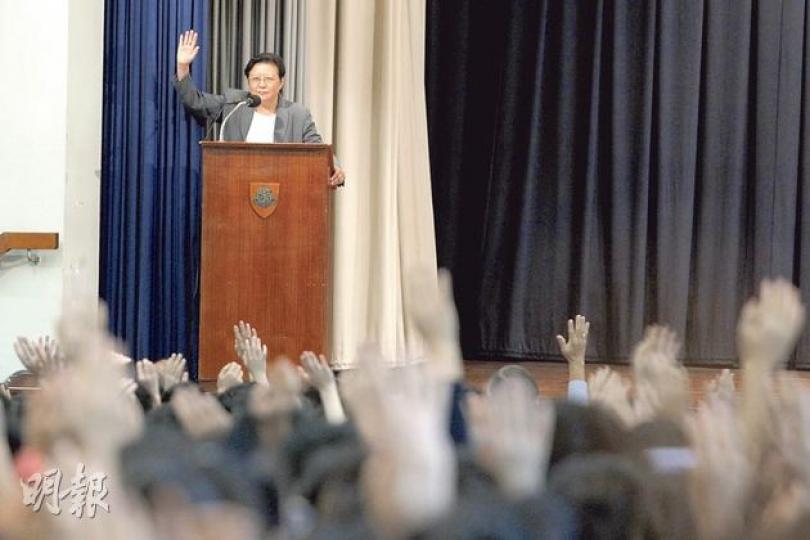 全國人大常委范徐麗泰(台上)下午開始演講前,要求在座學生回應3條問題,分別為「邊個認為自己係香港人?」、「香港係咪你屋企?」及「邊個希望香港好?」,並解釋指看到學生舉手回應反映,基於大家所做的都想為香港好,有共同的平台才可交流。(李澤彤攝) 全國人大常委范徐麗泰(台上)下午開始演講前,要求在座學生回應3條問題,分別為「邊個認為自己係香港人?」、「香港係咪你屋企?」及「邊個希望香港好?」,並解釋指看到學生舉手回應反映,基於大家所做的都想為香港好,有共同的平台才可交流。(李澤彤攝)