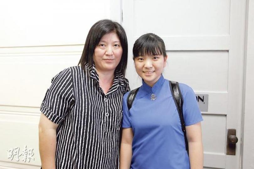 傅太(左)與就讀協恩中六的女兒傅澧楠(右)參加講座,傅太說尊重女兒想法。澧楠坦言范太「說服」了她「佔中或是以卵擊石」,會先保持中立。(李澤彤攝) 傅太(左)與就讀協恩中六的女兒傅澧楠(右)參加講座,傅太說尊重女兒想法。澧楠坦言范太「說服」了她「佔中或是以卵擊石」,會先保持中立。(李澤彤攝)