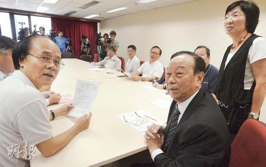 屯門區議會主席劉皇發(右二)昨邀請全體34名區議員,召開非正式座談會,商討擴建屯門堆填區計劃,但只有13人出席,與會議員均反對擴建堆填區,民建聯區議員全部缺席會議。右一為民主黨陳樹英,前左為民協嚴天生。(余俊亮攝) 屯門區議會主席劉皇發(右二)昨邀請全體34名區議員,召開非正式座談會,商討擴建屯門堆填區計劃,但只有13人出席,與會議員均反對擴建堆填區,民建聯區議員全部缺席會議。右一為民主黨陳樹英,前左為民協嚴天生。(余俊亮攝)