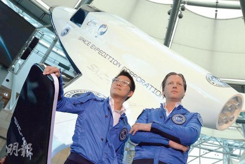 有太空旅遊公司在港宣傳,話只要出78萬港元,就可以搭圖中戰機型嘅二人太空船,從北美洲庫拉索島上機,預計有5至6分鐘可以睇到太空美景。(盧翊銘攝) 有太空旅遊公司在港宣傳,話只要出78萬港元,就可以搭圖中戰機型嘅二人太空船,從北美洲庫拉索島上機,預計有5至6分鐘可以睇到太空美景。(盧翊銘攝)