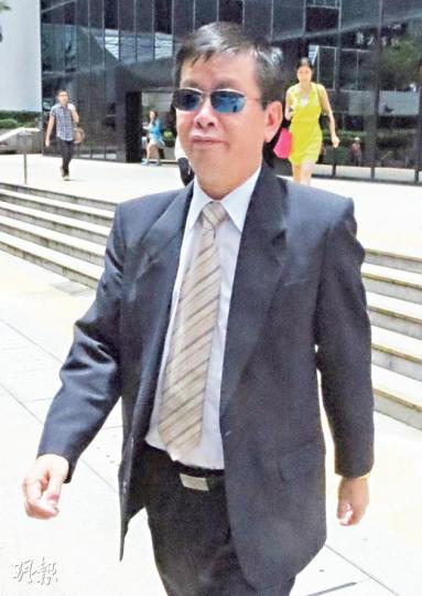 現已移居哈薩克的吳來平(音譯),曾為楊家誠髮廊的老主顧,是次專程返港作供。他昨在庭外封口,拒答記者有關證供以外的問題。(陳倢朗攝) 現已移居哈薩克的吳來平(音譯),曾為楊家誠髮廊的老主顧,是次專程返港作供。他昨在庭外封口,拒答記者有關證供以外的問題。(陳倢朗攝)