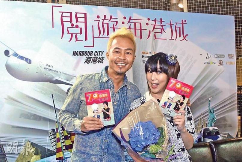 梁奕倫(左)與茜利妹(右)落力為合著新書宣傳造勢。(攝影﹕娛樂組) 梁奕倫(左)與茜利妹(右)落力為合著新書宣傳造勢。(攝影﹕娛樂組)