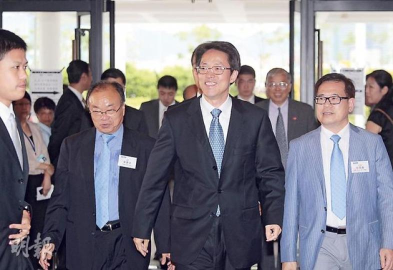 中聯辦主任張曉明(前)昨日出席民建聯酒會,被問到下周二與立法會議員午宴會否談及政改問題,他重複說「還未到時候」。(郭慶輝攝) 中聯辦主任張曉明(前)昨日出席民建聯酒會,被問到下周二與立法會議員午宴會否談及政改問題,他重複說「還未到時候」。(郭慶輝攝)