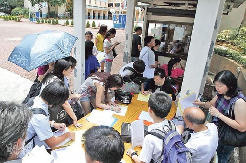昨日中一放榜後,仍有家長不滿子女派位結果,四處到心儀中學「叩門」,其中港島民生書院有家長排長龍等候交表。(李澤彤攝) 昨日中一放榜後,仍有家長不滿子女派位結果,四處到心儀中學「叩門」,其中港島民生書院有家長排長龍等候交表。(李澤彤攝)