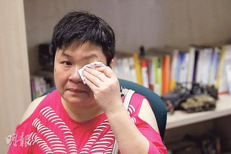 楊媽媽談到兒子患癌時一度哽咽,「自己患癌只是哭了3分鐘,但個仔有事我足足喊了幾日,幾日都睡不着,為人母親,我寧願那是自己」。 (李澤彤攝) 楊媽媽談到兒子患癌時一度哽咽,「自己患癌只是哭了3分鐘,但個仔有事我足足喊了幾日,幾日都睡不着,為人母親,我寧願那是自己」。 (李澤彤攝)