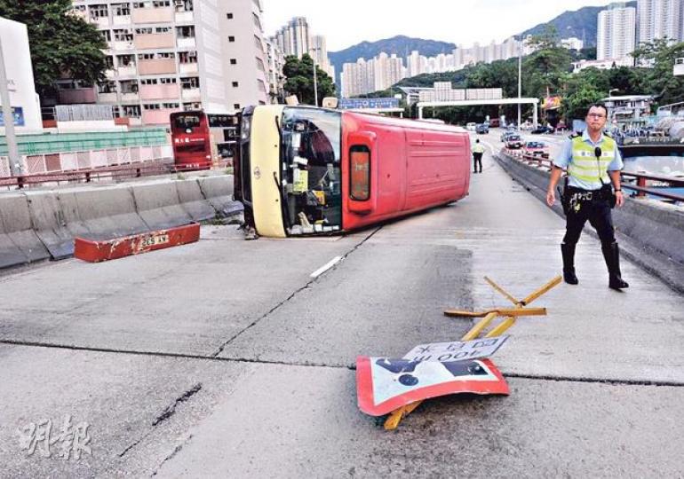 紅色小巴疑閃避切線私家車時失控剷上如跳台般的分隔石壆,以單邊車輪滑行約40米後在橋上翻側,車頭泵把脫落,一個路面維修指示牌也被撞跌。(蔡方山攝) 紅色小巴疑閃避切線私家車時失控剷上如跳台般的分隔石壆,以單邊車輪滑行約40米後在橋上翻側,車頭泵把脫落,一個路面維修指示牌也被撞跌。(蔡方山攝)