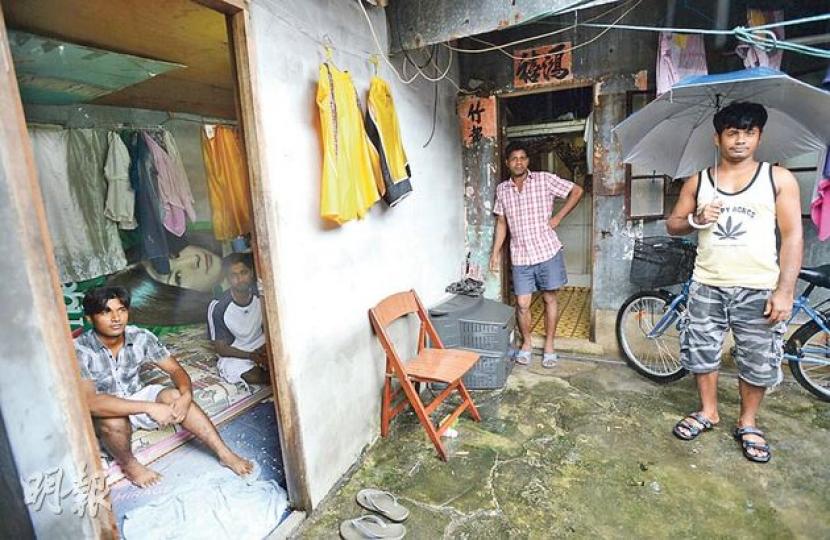 位於粉嶺軍地村內6間各平均面積約100呎的小寮屋,共住了8名孟加拉難民。現場環境惡劣,沒有廁所,雨天時雨水經鐵皮屋頂滲入,衛生條件極差。(盧翊銘攝)曾瞓渡船街天橋底的印度難民Mike(化名)因綠化橋底計劃被逼遷。(劉焌陶攝) 位於粉嶺軍地村內6間各平均面積約100呎的小寮屋,共住了8名孟加拉難民。現場環境惡劣,沒有廁所,雨天時雨水經鐵皮屋頂滲入,衛生條件極差。(盧翊銘攝)曾瞓渡船街天橋底的印度難民Mike(化名)因綠化橋底計劃被逼遷。(劉焌陶攝)