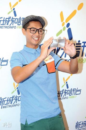 鄭俊弘首次被圍着採訪,故要反拍記者留念。(攝影:鍾偉茵) 鄭俊弘首次被圍着採訪,故要反拍記者留念。(攝影:鍾偉茵)
