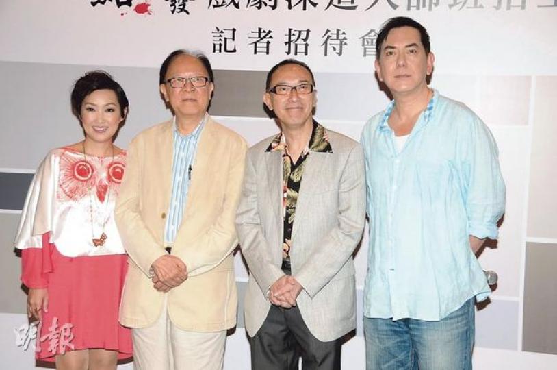 黃秋生(右一)與甄詠蓓(左一)合組劇團及開班授徒,兩位啟蒙老師鍾景輝(左二)及毛俊輝(右二)現身支持。(攝影:孫華中)梁洛施「現身」賀契爺黃秋生,更叫契爺開班要預埋她呢!(攝影:孫華中)謝霆鋒與林嘉欣錄影片段道賀秋生及甄詠蓓。(攝影:孫華中) 黃秋生(右一)與甄詠蓓(左一)合組劇團及開班授徒,兩位啟蒙老師鍾景輝(左二)及毛俊輝(右二)現身支持。(攝影:孫華中)梁洛施「現身」賀契爺黃秋生,更叫契爺開班要預埋她呢!(攝影:孫華中)謝霆鋒與林嘉欣錄影片段道賀秋生及甄詠蓓。(攝影:孫華中)