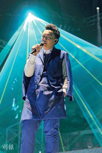 「吹神」陳奕迅唱完歌後多次忍不住「吹水」。(攝影:娛樂組)楊千嬅、丁子高、梁漢文在台下看得非常投入。(攝影:娛樂組)楊千嬅與丈夫丁子高到後台為陳奕迅打氣。(攝影:娛樂組) 「吹神」陳奕迅唱完歌後多次忍不住「吹水」。(攝影:娛樂組)楊千嬅、丁子高、梁漢文在台下看得非常投入。(攝影:娛樂組)楊千嬅與丈夫丁子高到後台為陳奕迅打氣。(攝影:娛樂組)