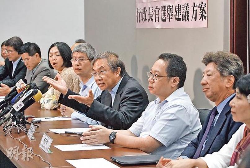 真普聯昨公布特首普選方案，提出公民聯署提名。圖右起為公民黨毛孟靜、湯家驊、學者顧問團成員黃志偉、召集人鄭宇碩、成員馬嶽、成員李芝蘭等。（李紹昌攝）（明報製圖）