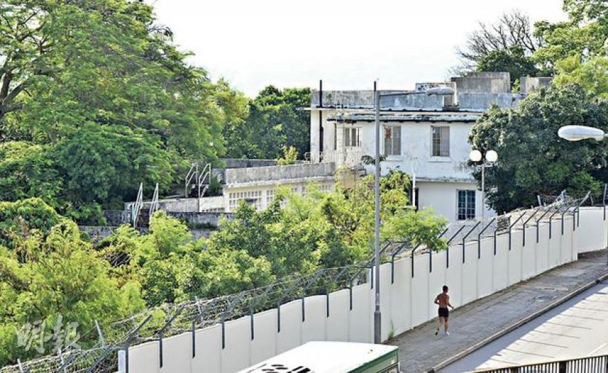 俗稱「白屋」的摩星嶺前域多利道扣押中心屬三級歷史建築,世界著名的芝加哥大學布斯商學院獲批在該處作校舍營辦EMBA課程,明年收生及開學。(鄧宗弘攝) 俗稱「白屋」的摩星嶺前域多利道扣押中心屬三級歷史建築,世界著名的芝加哥大學布斯商學院獲批在該處作校舍營辦EMBA課程,明年收生及開學。(鄧宗弘攝)