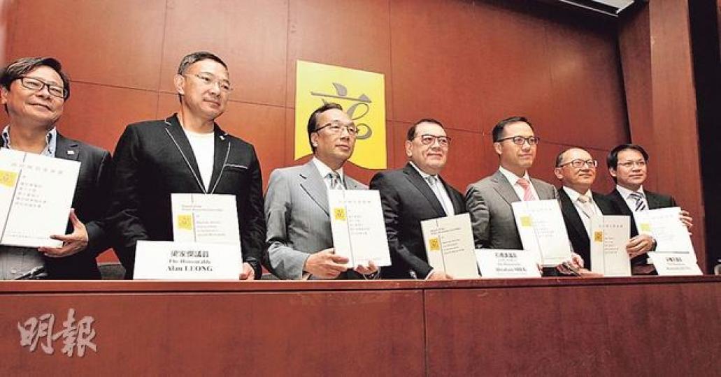 審計署60號報告書提及幼稚園學券制、道路安全措施的問題等，立法會帳目委員會昨完成相關調查報告，但就審計署報告中有關廉署倡廉教育部分的報告，因資料繁多仍在撰寫，帳委會主席石禮謙（左四）料10月提交立法會。（李紹昌攝）