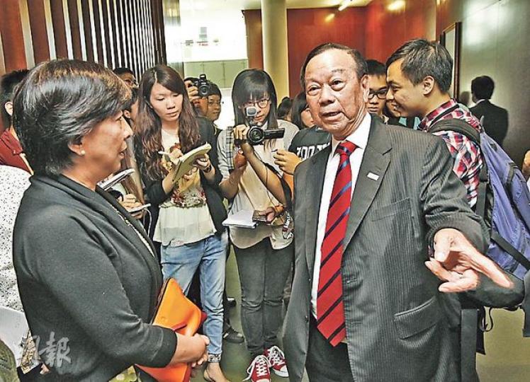各界關注鄉議局主席劉皇發(前右)對堆填區立場會否軟化,昨日他出席立法會會議,民建聯副主席蔣麗芸(左)隨即呼籲劉皇發支持屯門堆填區擴建撥款,並說政府已承諾一系列措施,但劉皇發回應「你唔好畀佢(政府)呃」,強調要求政府撤回撥款申請。(李紹昌攝) 各界關注鄉議局主席劉皇發(前右)對堆填區立場會否軟化,昨日他出席立法會會議,民建聯副主席蔣麗芸(左)隨即呼籲劉皇發支持屯門堆填區擴建撥款,並說政府已承諾一系列措施,但劉皇發回應「你唔好畀佢(政府)呃」,強調要求政府撤回撥款申請。(李紹昌攝)
