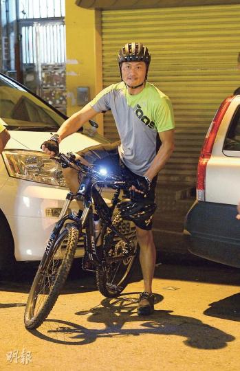黃德斌熱愛單車運動，全副裝備踩夜車。（攝影：林祖傑 劉永銳 黃梓烜）黃德斌座駕車頂放了多部單車，其中一部屬於其女友。（攝影：林祖傑 劉永銳 黃梓烜）黃德斌（箭嘴）愛在夜晚寧靜時與朋友踩單車。（攝影：林祖傑 劉永銳 黃梓烜）「雷神」基斯漢斯禾夫拿着本書入舊樓開工。（攝影：林祖傑 劉永銳 黃梓烜）湯唯歸隊拍《Cyber》與基斯漢斯禾夫演對手戲。（攝影：林祖傑 劉永銳 黃梓烜）