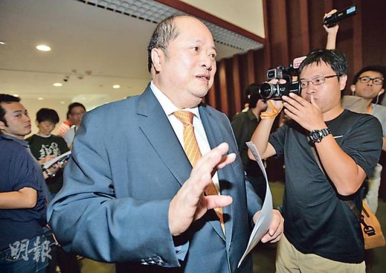議員張華峰昨向特首提出「出動解放軍」的提問,議會頓時嘩然,他事後解釋,提問旨在協助「解除市民疑慮」。(盧翊銘攝) 議員張華峰昨向特首提出「出動解放軍」的提問,議會頓時嘩然,他事後解釋,提問旨在協助「解除市民疑慮」。(盧翊銘攝)