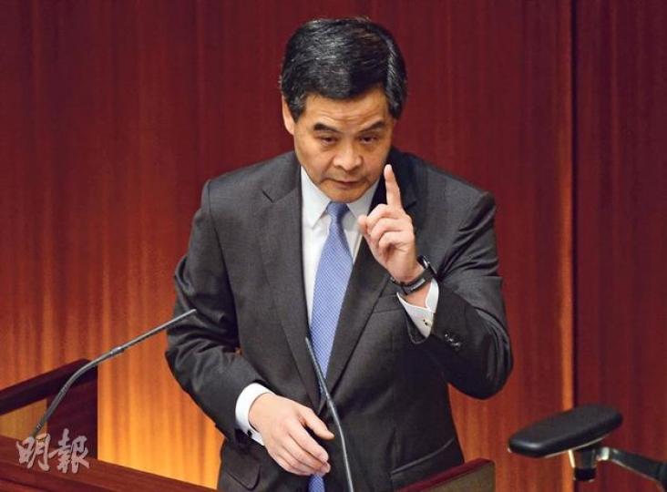 “你(張超雄議員)說170公頃的粉嶺高爾夫球會的球場,它並不出現在我們的視野範圍內,這是不可能的……我們不能夠通過這個對立來製造矛盾。我們不能夠說因為今日粉嶺高爾夫球場仍然是高爾夫球場,因此我們不需要去做新界東北,因此新界東北受影響的村民就可以不遷不拆。”特首梁振英昨在立法會答問大會時回應張超雄有關收回高球場的提問。(盧翊銘攝) “你(張超雄議員)說170公頃的粉嶺高爾夫球會的球場,它並不出現在我們的視野範圍內,這是不可能的……我們不能夠通過這個對立來製造矛盾。我們不能夠說因為今日粉嶺高爾夫球場仍然是高爾夫球場,因此我們不需要去做新界東北,因此新界東北受影響的村民就可以不遷不拆。”特首梁振英昨在立法會答問大會時回應張超雄有關收回高球場的提問。(盧翊銘攝)