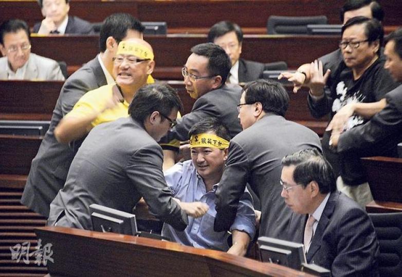 在行政長官答問會中,絕食10天的陳志全議員(藍衣者)企圖趨前向梁振英抗議,但體力不支暈眩,幾乎倒地,保安人員及黨友及時上前攙扶。(余俊亮攝) 在行政長官答問會中,絕食10天的陳志全議員(藍衣者)企圖趨前向梁振英抗議,但體力不支暈眩,幾乎倒地,保安人員及黨友及時上前攙扶。(余俊亮攝)
