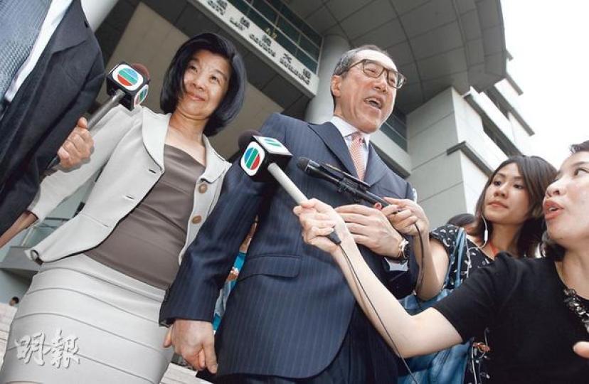 前政務司長唐英年(中)與太太郭妤淺(左)離開法庭時十指緊扣,唐英年護送太太「衝破」傳媒的重重包圍,登上座駕。郭妤淺由始至終微笑不語;唐英年為妻子「擋去」所有提問:「我們說完了,不會再說,她(郭妤淺)亦不會說了。多謝各位。」(李紹昌攝)郭妤淺的代表律師包樂文(圖)將與控方商討郭妤淺所承認的第一項控罪案情。(李紹昌攝) 前政務司長唐英年(中)與太太郭妤淺(左)離開法庭時十指緊扣,唐英年護送太太「衝破」傳媒的重重包圍,登上座駕。郭妤淺由始至終微笑不語;唐英年為妻子「擋去」所有提問:「我們說完了,不會再說,她(郭妤淺)亦不會說了。多謝各位。」(李紹昌攝)郭妤淺的代表律師包樂文(圖)將與控方商討郭妤淺所承認的第一項控罪案情。(李紹昌攝)