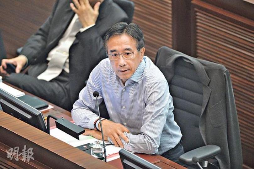 立法會財委會議上,自由黨黨魁田北俊一早出招,比民主黨胡志偉更快提出「中止待續」議案,停止審議堆填區撥款議案。(盧翊銘攝)財委會會議審議擴建堆填區撥款,有反對撥款的市民,在旁聽席中獲悉中止待續議案通過後,均高舉拇指歡呼。(李紹昌攝)屯門龍鼓灘村民前日起絕食,抗議擴建屯門堆填區的研究撥款,昨日在立法會外擊鼓示威。(李紹昌攝) 立法會財委會議上,自由黨黨魁田北俊一早出招,比民主黨胡志偉更快提出「中止待續」議案,停止審議堆填區撥款議案。(盧翊銘攝)財委會會議審議擴建堆填區撥款,有反對撥款的市民,在旁聽席中獲悉中止待續議案通過後,均高舉拇指歡呼。(李紹昌攝)屯門龍鼓灘村民前日起絕食,抗議擴建屯門堆填區的研究撥款,昨日在立法會外擊鼓示威。(李紹昌攝)