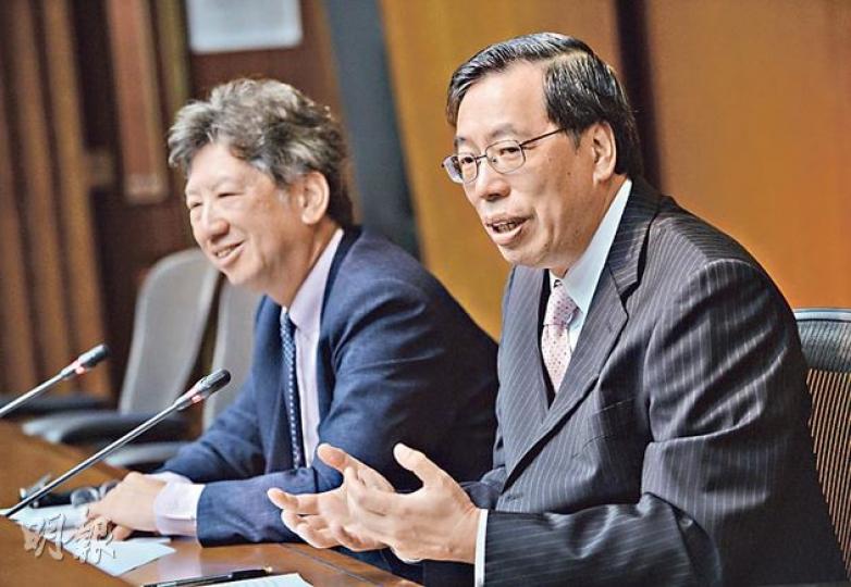 立法會內務委員會昨舉行年結記者會,主席梁君彥(右)認為行政立法關係未有於本屆政府有所改善,副主席湯家驊(左)指政府把大部分法案安排在下半年度提交立法會,令審議時間倉卒。(盧翊銘攝) 立法會內務委員會昨舉行年結記者會,主席梁君彥(右)認為行政立法關係未有於本屆政府有所改善,副主席湯家驊(左)指政府把大部分法案安排在下半年度提交立法會,令審議時間倉卒。(盧翊銘攝)