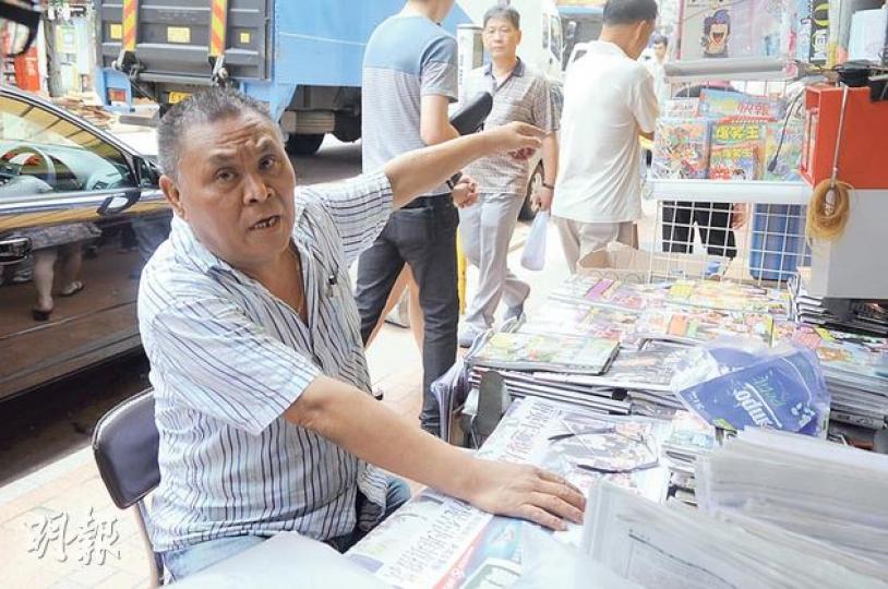 荃灣眾安街目擊虐貓疑犯的報販何先生指疑犯神情怪異,似有精神問題,旁人都不敢走近制止。(雲錦鋒攝) 荃灣眾安街目擊虐貓疑犯的報販何先生指疑犯神情怪異,似有精神問題,旁人都不敢走近制止。(雲錦鋒攝)