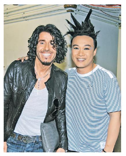 Mark Hill(左)大讚陳奕迅(右)的演唱會玩味十足。(微博圖片) Mark Hill(左)大讚陳奕迅(右)的演唱會玩味十足。(微博圖片)
