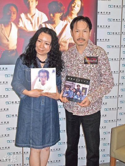 陳健添(右)為兩本新書舉行發布會,他否認發死人財,只可惜想做慈善都慘遭拒絕,旁為主持陳海琪。(攝影/記者:楊安莉)陳健添表示家駒曾推薦弟弟家強主唱《阿拉伯跳舞女郎》,可惜當年發揮得不好而推卻,《追憶 黃家駒》刊出當年家駒的造型。(微博圖片)《真的Beyond歷史》寫真集收藏不少Beyond五子時代的照片,當時仍包括1988年離隊的劉志遠(後排右一)。(微博圖片)《追憶 黃家駒》刊出Beyond當年獲宣明會邀請到非洲探訪的照片,他們創作了《Amani》一曲。(微博圖片) 陳健添(右)為兩本新書舉行發布會,他否認發死人財,只可惜想做慈善都慘遭拒絕,旁為主持陳海琪。(攝影/記者:楊安莉)陳健添表示家駒曾推薦弟弟家強主唱《阿拉伯跳舞女郎》,可惜當年發揮得不好而推卻,《追憶 黃家駒》刊出當年家駒的造型。(微博圖片)《真的Beyond歷史》寫真集收藏不少Beyond五子時代的照片,當時仍包括1988年離隊的劉志遠(後排右一)。(微博圖片)《追憶 黃家駒》刊出Beyond當年獲宣明會邀請到非洲探訪的照片,他們創作了《Amani》一曲。(微博圖片)