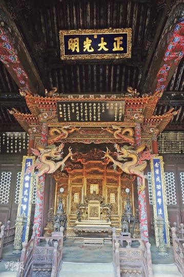 瀋陽故宮崇政殿內的清帝寶座。(水京攝)舉行祭天典禮時所用的神竿。(水京攝)令人眼前一亮的大青樓,是張作霖作為辦公和起居兩用的豪宅。(水京攝)小青樓是張作霖臨終之地。(水京攝)張學良當年的辦公室。(水京攝)為了收藏《四庫全書》而興建的文溯閣。(水京攝)後宮的宮室建在一座高台之上。(水京攝)大清門是瀋陽故宮的正門,匾額上寫有漢文和滿文。(水京攝)清寧宮是帝后的寢宮,室內佈置極其簡樸。(水京攝)十王亭和大政殿是宮內最早期的建築。(水京攝)遊覽崇政殿時,要注意樑上的盤龍木雕,龍有五爪,代表皇帝,而且神態 瀋陽故宮崇政殿內的清帝寶座。(水京攝)舉行祭天典禮時所用的神竿。(水京攝)令人眼前一亮的大青樓,是張作霖作為辦公和起居兩用的豪宅。(水京攝)小青樓是張作霖臨終之地。(水京攝)張學良當年的辦公室。(水京攝)為了收藏《四庫全書》而興建的文溯閣。(水京攝)後宮的宮室建在一座高台之上。(水京攝)大清門是瀋陽故宮的正門,匾額上寫有漢文和滿文。(水京攝)清寧宮是帝后的寢宮,室內佈置極其簡樸。(水京攝)十王亭和大政殿是宮內最早期的建築。(水京攝)遊覽崇政殿時,要注意樑上的盤龍木雕,龍有五爪,代表皇帝,而且神態