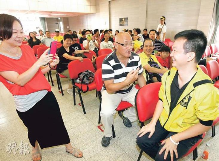 人力昨開會討論特首普選方案,剛結束絕食出院的立法會議員陳志全(右)亦有出席,並在台上發言時透露,絕食後有友人向他說「不如做返普通朋友」,他說時感觸落淚,記者追問下,他不願透露友人的身分。另一人力議員陳偉業(中)稱,雖然劉嘉鴻不競選主席,但人民力量屬「聯邦制」,非一人主導,強調人力可應對轉變。(李紹昌攝) 人力昨開會討論特首普選方案,剛結束絕食出院的立法會議員陳志全(右)亦有出席,並在台上發言時透露,絕食後有友人向他說「不如做返普通朋友」,他說時感觸落淚,記者追問下,他不願透露友人的身分。另一人力議員陳偉業(中)稱,雖然劉嘉鴻不競選主席,但人民力量屬「聯邦制」,非一人主導,強調人力可應對轉變。(李紹昌攝)
