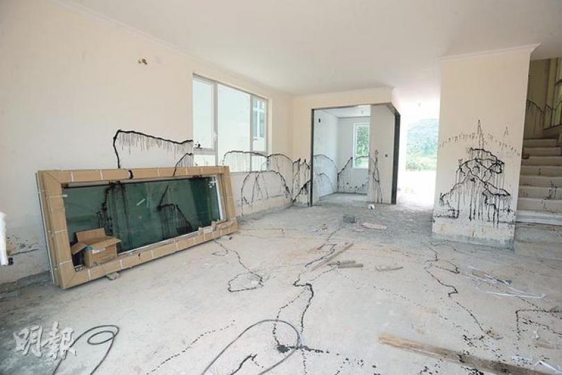 西貢南邊圍一個將近完工的村屋地盤,其中6間村屋昨被人用黑色油漆塗污牆身、地板等。 (衛永康攝) 西貢南邊圍一個將近完工的村屋地盤,其中6間村屋昨被人用黑色油漆塗污牆身、地板等。 (衛永康攝)