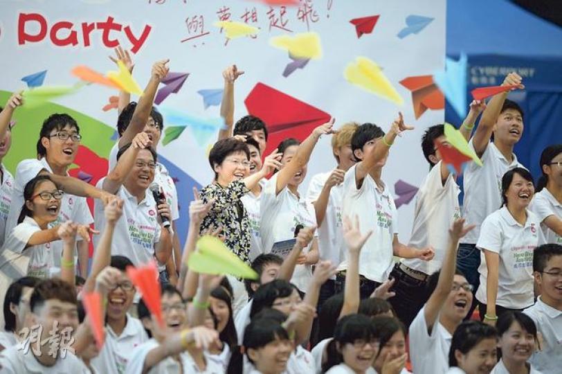 邀考生為政府打氣 政務司長林鄭月娥昨出席「永不放棄同學會2013」文憑試放榜打氣大會,鼓勵場內200多名應屆考生輕鬆面對放榜,又邀請考生為爭取擴建堆填區失敗的政府打氣。(葉家豪攝) 邀考生為政府打氣 政務司長林鄭月娥昨出席「永不放棄同學會2013」文憑試放榜打氣大會,鼓勵場內200多名應屆考生輕鬆面對放榜,又邀請考生為爭取擴建堆填區失敗的政府打氣。(葉家豪攝)