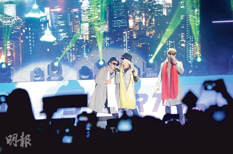 Gary(左起)、HaHa、金鐘國在見面會中穿上乾濕褸及戴黑超、頸巾扮大哥獻唱《當年情》。(攝影:鍾偉茵、劉永銳、林祖傑)金鐘國在簽名會任由粉絲抱抱。(攝影:鍾偉茵、劉永銳、林祖傑)Gary在見面會攬實女粉絲,非常親切。(攝影:鍾偉茵、劉永銳、林祖傑)身形健碩的金鐘國(紅衫)手臂粗得幾近迫爆衫袖,玩遊戲時表露無遺。(攝影:鍾偉茵、劉永銳、林祖傑)逾千粉絲迫爆簽名會會場,非常墟冚。(攝影:鍾偉茵、劉永銳、林祖傑)HaHa(左)與池石鎮見到這麼多粉絲支持簽名會,忍不住拍照留念。(攝影:鍾偉茵、劉永銳 Gary(左起)、HaHa、金鐘國在見面會中穿上乾濕褸及戴黑超、頸巾扮大哥獻唱《當年情》。(攝影:鍾偉茵、劉永銳、林祖傑)金鐘國在簽名會任由粉絲抱抱。(攝影:鍾偉茵、劉永銳、林祖傑)Gary在見面會攬實女粉絲,非常親切。(攝影:鍾偉茵、劉永銳、林祖傑)身形健碩的金鐘國(紅衫)手臂粗得幾近迫爆衫袖,玩遊戲時表露無遺。(攝影:鍾偉茵、劉永銳、林祖傑)逾千粉絲迫爆簽名會會場,非常墟冚。(攝影:鍾偉茵、劉永銳、林祖傑)HaHa(左)與池石鎮見到這麼多粉絲支持簽名會,忍不住拍照留念。(攝影:鍾偉茵、劉永銳