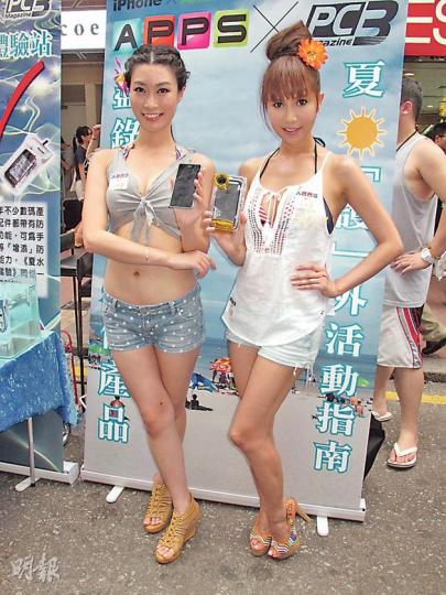 面對酷熱天氣,Emily(左)與仙樂都(右)均性感上陣出席活動。(攝影/記者:柯美) 面對酷熱天氣,Emily(左)與仙樂都(右)均性感上陣出席活動。(攝影/記者:柯美)