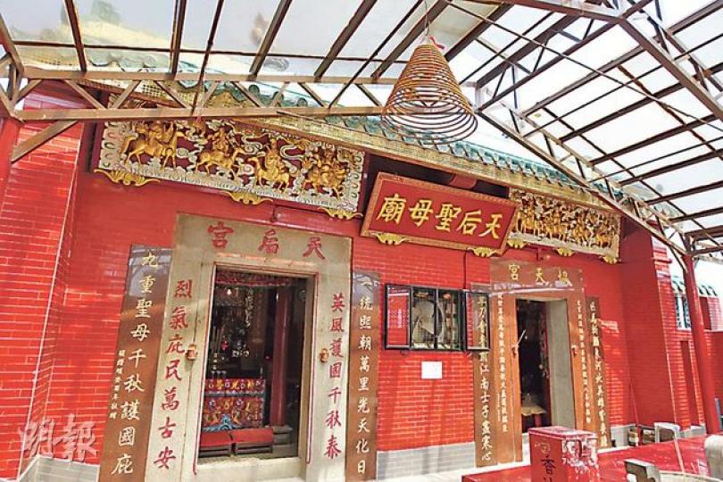 傳說明朝鄭成功的後人鄭連昌是海盜,在鯉魚門建天后宮為巢穴。(李紹昌攝)吳力波先生並非原居民。(李紹昌攝)原居民說,先買海鮮,後交酒樓蒸炒的模式,源自五○年代的吸毒者。(李紹昌攝)吳力波說,這塊位於燈塔旁、被圍起空地正屬於霍家,在土地註冊處可查考。(李紹昌攝)雨榮橋旁的大石,仍隱約見到刻有「雨」字。(李紹昌攝) 傳說明朝鄭成功的後人鄭連昌是海盜,在鯉魚門建天后宮為巢穴。(李紹昌攝)吳力波先生並非原居民。(李紹昌攝)原居民說,先買海鮮,後交酒樓蒸炒的模式,源自五○年代的吸毒者。(李紹昌攝)吳力波說,這塊位於燈塔旁、被圍起空地正屬於霍家,在土地註冊處可查考。(李紹昌攝)雨榮橋旁的大石,仍隱約見到刻有「雨」字。(李紹昌攝)