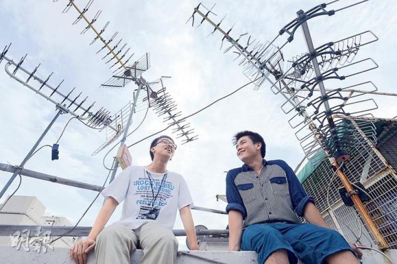 有着相同社工夢的基層考生凌永軒（左）、梁紫健（右），人窮志不窮，二人在放榜前夕同遊舊區，在深水埗唐樓天台之上，雖望不見維港的璀璨繁華，但在他們樂觀的眼神、知足的笑意之中，滿滿全是對前路的堅持與勇氣。（余俊亮攝）