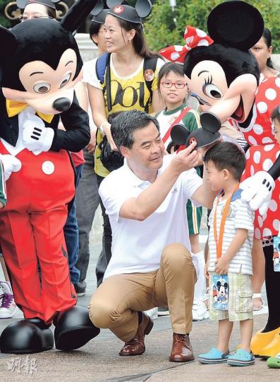 特首梁振英（中）昨到迪士尼出席「飛躍學童」獎勵計劃嘉許禮，重申政府對堆填區擴建問題將迎難而上，期望市民理解擴建的必要。 （尹錦恩攝）