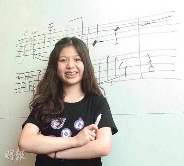 應屆文憑試考生程嘉敏已獲英國皇家音樂學院取錄，受訪時不談預計成績，只談音樂。她說自己最喜歡蕭邦，因為他夠專一只愛鋼琴，而她亦同樣無法想像沒有鋼琴的生活。（陳淑安攝）