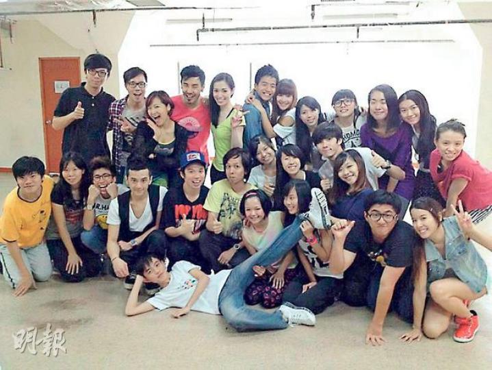 15歲的陳恩碩(最前臥地者)是資優生,小學時常覺得課堂沉悶,因此常發白日夢。他現在找到寄託,投入音樂劇,今次除了執導,更一手翻譯劇本及負責歌曲的廣東話填詞。(林俊源攝) 15歲的陳恩碩(最前臥地者)是資優生,小學時常覺得課堂沉悶,因此常發白日夢。他現在找到寄託,投入音樂劇,今次除了執導,更一手翻譯劇本及負責歌曲的廣東話填詞。(林俊源攝)