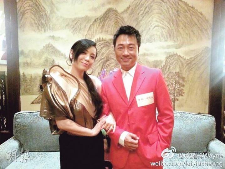 黎耀祥與鄧萃雯在成都出席活動後，他準備返港時卻遇上航班延誤。（微博圖片）（微博圖片）