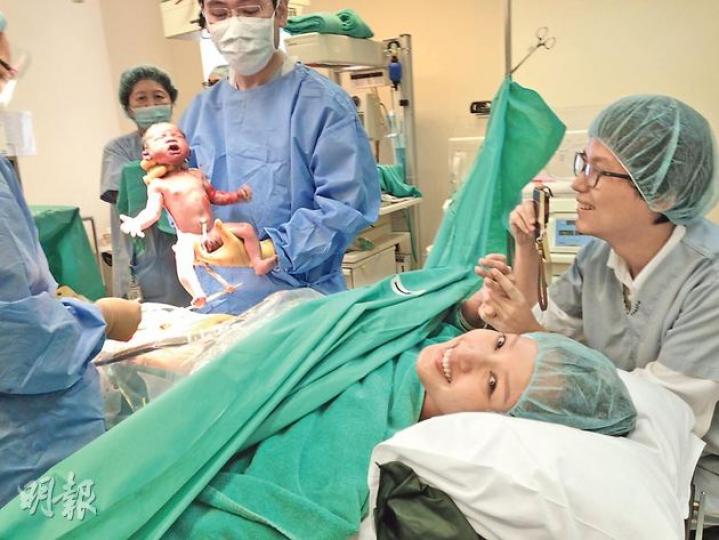 仍半身麻醉的蔣怡與身邊的老公翁狄森(右),見到由醫生抱住剛出生仍在大喊的女兒「嗡嗡」,還未定神已先影相,名模出身實在夠專業。(攝影:娛樂組)剛出生的「嗡嗡」雖然未夠6磅,但腳掌很大,獲得名模母親真傳。(攝影:娛樂組)蔣怡被女兒「嗡嗡」緊拉手指感覺溫馨。(攝影:娛樂組) 仍半身麻醉的蔣怡與身邊的老公翁狄森(右),見到由醫生抱住剛出生仍在大喊的女兒「嗡嗡」,還未定神已先影相,名模出身實在夠專業。(攝影:娛樂組)剛出生的「嗡嗡」雖然未夠6磅,但腳掌很大,獲得名模母親真傳。(攝影:娛樂組)蔣怡被女兒「嗡嗡」緊拉手指感覺溫馨。(攝影:娛樂組)