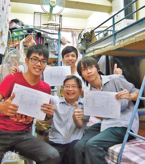 廠商會中學基層學生林道憂(右)、李文峰(左)及張富城 (後)昨考獲入大學資格,校長麥耀光(中)同樣笑得開懷。(蔡瑤攝) 廠商會中學基層學生林道憂(右)、李文峰(左)及張富城 (後)昨考獲入大學資格,校長麥耀光(中)同樣笑得開懷。(蔡瑤攝)