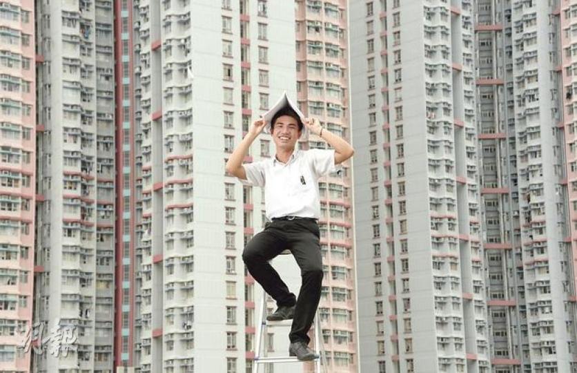 在天水圍成長的「公屋狀元」謝楚灝,讀書心得就是平日多看課外書,他亦從來不覺得天水圍是悲情城市,昨日便站上學校的梯子、頂着書本,與公屋溫馨「合照」。(余俊亮攝) 在天水圍成長的「公屋狀元」謝楚灝,讀書心得就是平日多看課外書,他亦從來不覺得天水圍是悲情城市,昨日便站上學校的梯子、頂着書本,與公屋溫馨「合照」。(余俊亮攝)