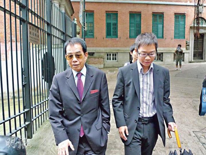 簡炳墀(左)得悉上訴無望,收起一貫「牙擦」作風,一臉無奈,在兒子簡永輝(右)陪同下離開終審法院。他被判囚14周,早前已刑滿出獄。(何偉畧攝) 簡炳墀(左)得悉上訴無望,收起一貫「牙擦」作風,一臉無奈,在兒子簡永輝(右)陪同下離開終審法院。他被判囚14周,早前已刑滿出獄。(何偉畧攝)