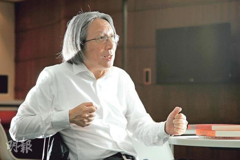一頭花白的陳冠中說不可讓統治者為所欲為,人類做了幾百年的實驗,慢慢找出限制統治者的方法,那就是因地制宜的普選,而香港仍在做這個實驗,他說他那一代不會在此缺席。(林俊源攝) 一頭花白的陳冠中說不可讓統治者為所欲為,人類做了幾百年的實驗,慢慢找出限制統治者的方法,那就是因地制宜的普選,而香港仍在做這個實驗,他說他那一代不會在此缺席。(林俊源攝)