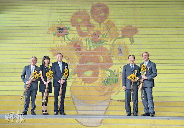 海運大廈正門樓梯變身成梵高嘅名作《向日葵》,梵高曾侄孫Vincent Willem van Gogh(左一)話商場多人流,預計更多人可近距離接觸畫作,感受真實色彩。(盧翊銘攝) 海運大廈正門樓梯變身成梵高嘅名作《向日葵》,梵高曾侄孫Vincent Willem van Gogh(左一)話商場多人流,預計更多人可近距離接觸畫作,感受真實色彩。(盧翊銘攝)