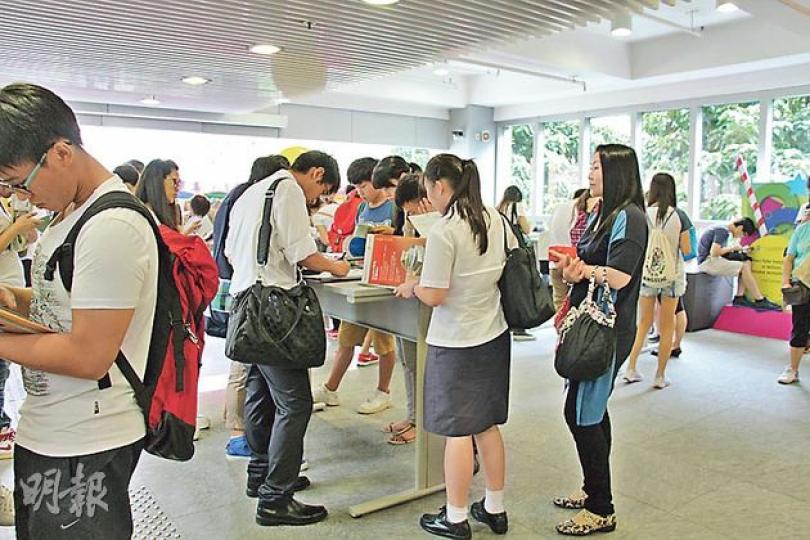 不少考生昨到港大附屬學院九龍東分校報讀副學士課程,並即場參加面試;獲取錄考生須於周五前繳交5000元留位費。(黎婉嫻攝)就讀德望的李同學(左)成績不俗,但因怕未獲大學取錄,昨與歐同學(右)一同報讀副學士。歐同學坦言對成績感到失望,希望可經副學士銜接學士學位。(黎婉嫻攝) 不少考生昨到港大附屬學院九龍東分校報讀副學士課程,並即場參加面試;獲取錄考生須於周五前繳交5000元留位費。(黎婉嫻攝)就讀德望的李同學(左)成績不俗,但因怕未獲大學取錄,昨與歐同學(右)一同報讀副學士。歐同學坦言對成績感到失望,希望可經副學士銜接學士學位。(黎婉嫻攝)